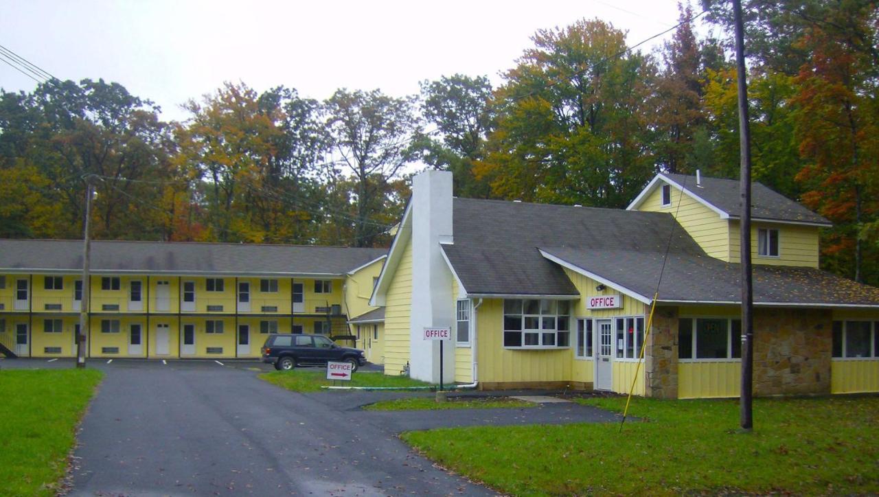 Country Place Inn And Suites White Haven Exterior photo